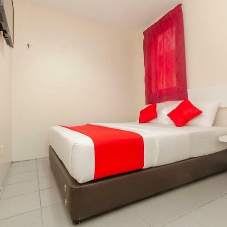 Oyo 1010 Skudai Hotel Екстериор снимка